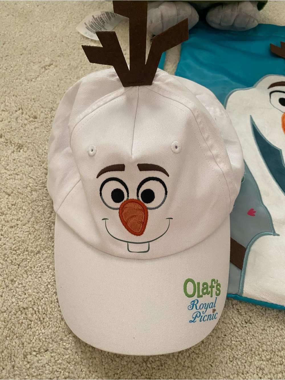 Disney Frozen Olaf’s Royal Picnic - hat, cup, backpack, necklace - Picture 5 of 5